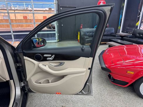 Used 2021 Mercedes-Benz GLC 300 4MATIC image 19