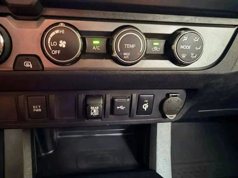 Used 2020 Toyota Tacoma TRD Sport AWD/4WD image 22