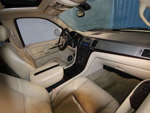 Used 2007 Cadillac Escalade AWD w/ Climate Package image 19
