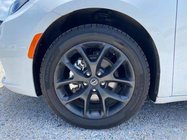 Used 2025 Chrysler Pacifica Limited FWD image 8