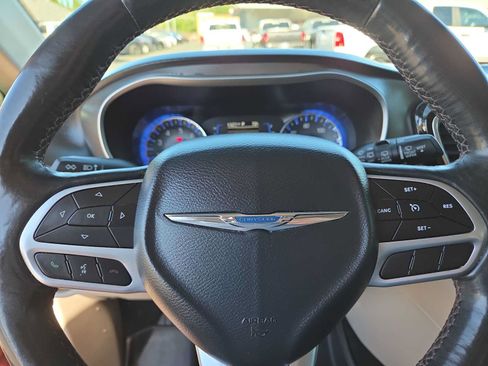 Used 2020 Chrysler Pacifica Touring-L w/ Tire & Wheel Group FWD image 23
