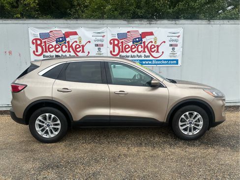 Used 2021 Ford Escape SE image 2
