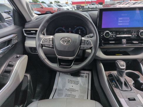 Used 2023 Toyota Highlander Limited AWD/4WD image 13