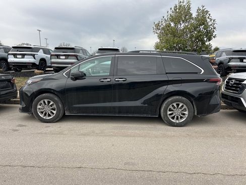 Used 2024 Toyota Sienna XLE image 8