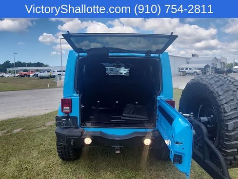 Used 2018 Jeep Wrangler Unlimited Sahara AWD/4WD image 17