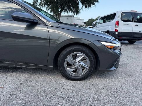 Used 2024 Hyundai Elantra SE FWD image 13