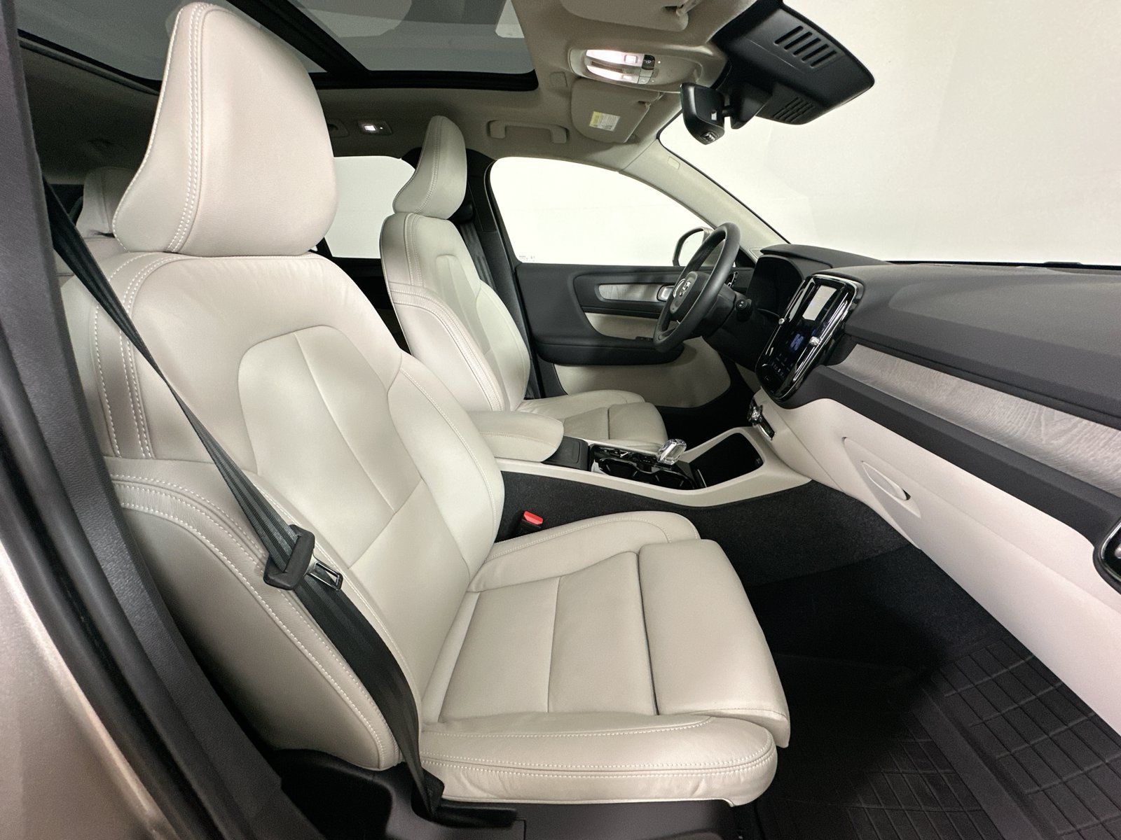 Used 2024 Volvo XC40 B5 Plus w/ Climate Package AWD/4WD image 42