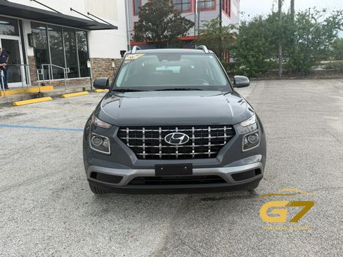 Used 2025 Hyundai Venue SEL FWD image 2