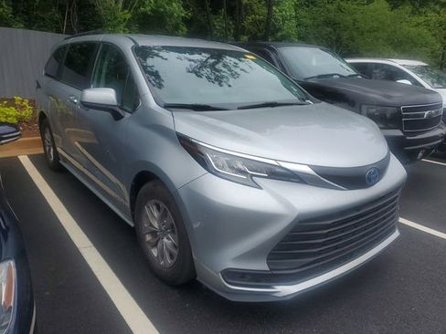 Used 2021 Toyota Sienna LE FWD image 3