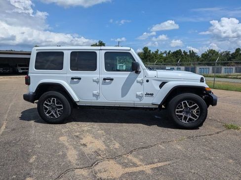Used 2025 Jeep Wrangler Unlimited Sahara AWD/4WD image 3