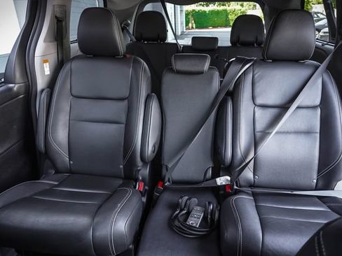 Used 2020 Toyota Sienna SE Premium FWD image 20