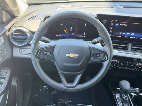 Used 2025 Chevrolet Trax LT FWD image 23