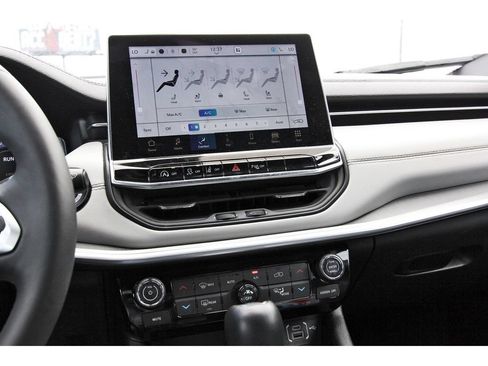 Used 2025 Jeep Compass Limited w/ Elite Group AWD/4WD image 28