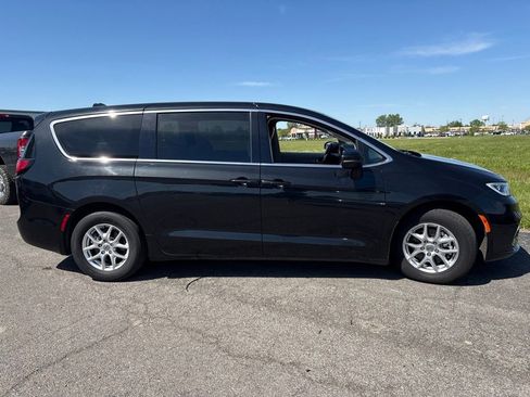 Used 2023 Chrysler Pacifica Touring-L FWD image 11