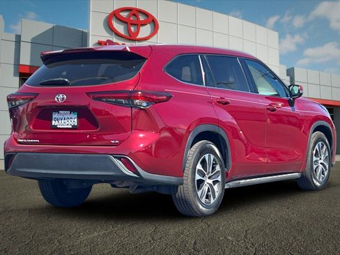Used 2022 Toyota Highlander XLE FWD image 3