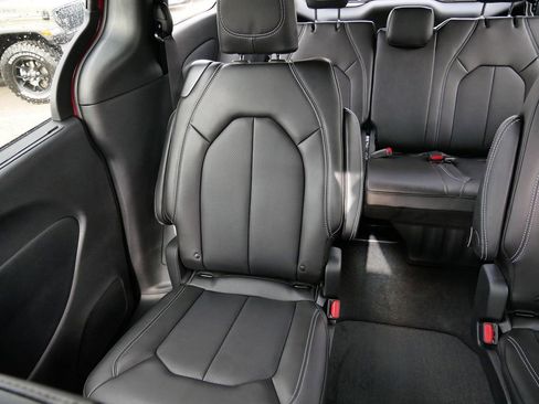 New 2026 Chrysler Pacifica Select image 20