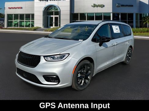 New 2026 Chrysler Pacifica Select w/ S Appearance Package image 3