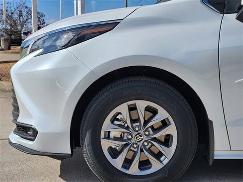 New 2026 Toyota Sienna XLE image 5