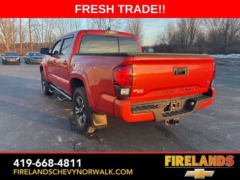 Used 2018 Toyota Tacoma TRD Sport image 4