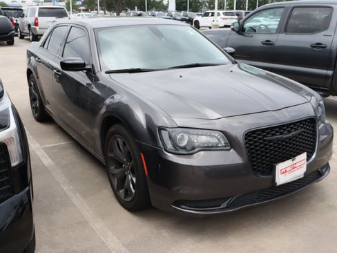 Used 2023 Chrysler 300 Touring w/ Sport Appearance Package RWD image 2
