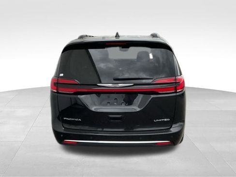 Used 2023 Chrysler Pacifica Limited FWD image 9