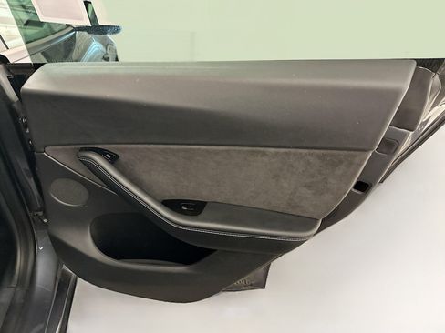 Used 2021 Tesla Model Y Long Range AWD/4WD image 33