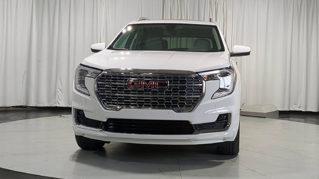 Used 2024 GMC Terrain Denali w/ Denali Premium Package AWD/4WD image 3