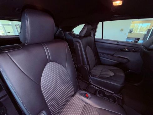 Used 2022 Toyota Highlander XSE image 16