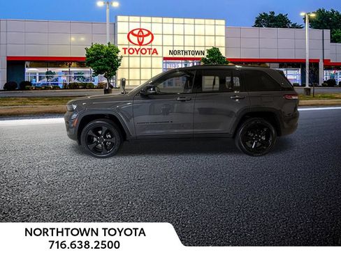 Used 2023 Jeep Grand Cherokee Altitude AWD/4WD image 16