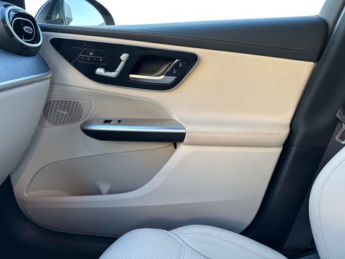 Used 2024 Mercedes-Benz GLC 300 4MATIC image 23