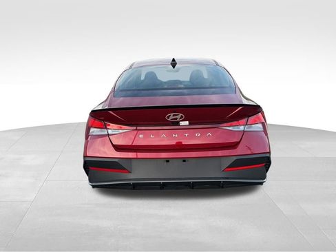 Used 2025 Hyundai Elantra Sport image 4