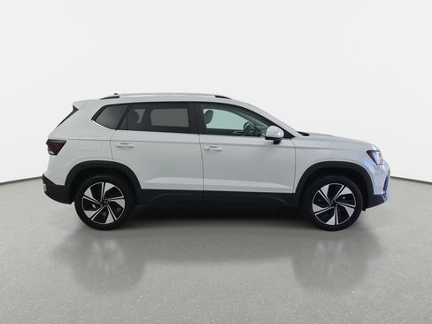 New 2026 Volkswagen Taos SE image 2