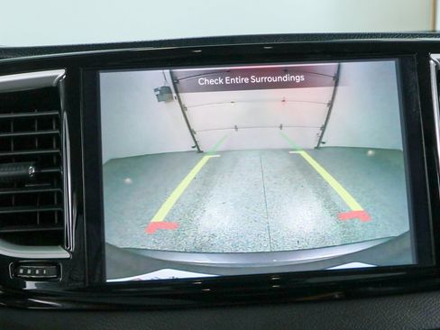 Used 2022 Chrysler Pacifica Touring-L FWD image 18