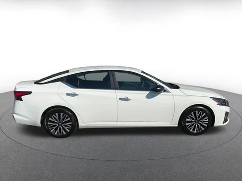 Used 2025 Nissan Altima 2.5 SV FWD image 16