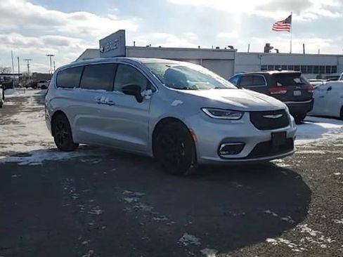 Used 2024 Chrysler Pacifica Touring-L FWD image 2