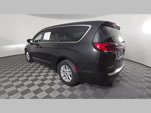Used 2023 Chrysler Pacifica Touring-L FWD image 43