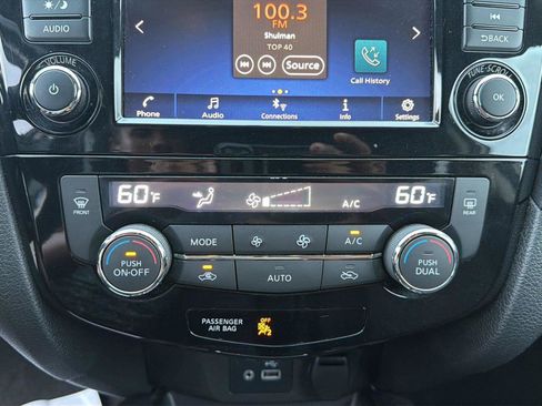 Used 2018 Nissan Rogue SV AWD/4WD image 18