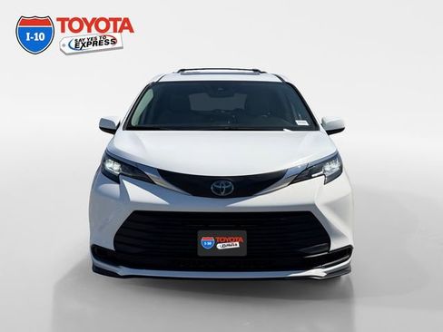 Certified 2022 Toyota Sienna LE w/ LE Plus Package AWD/4WD image 8