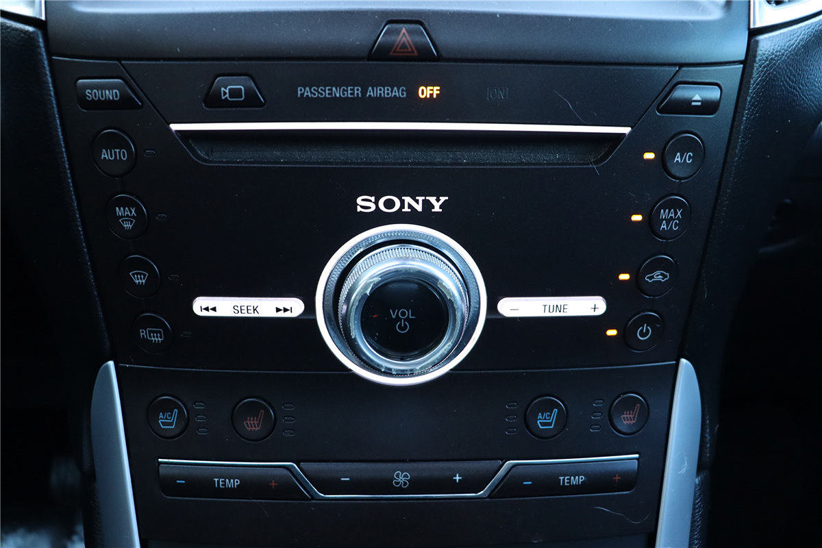 Used 2018 Ford Edge Titanium w/ Equipment Group 302A FWD image 32