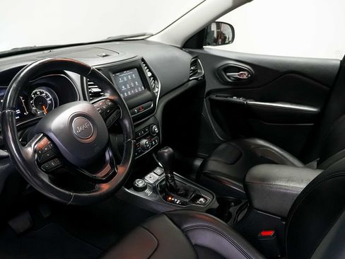 Used 2019 Jeep Cherokee Latitude Plus AWD/4WD image 18