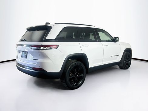 Used 2023 Jeep Grand Cherokee Limited w/ Black Appearance Package AWD/4WD image 9