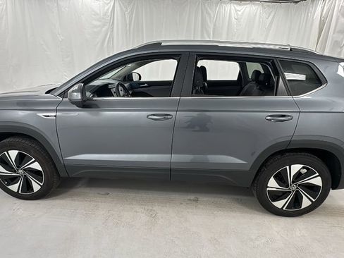 Used 2024 Volkswagen Taos SE w/ Panoramic Sunroof Package image 6