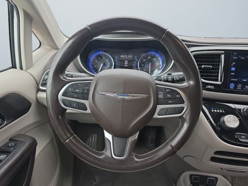 Used 2017 Chrysler Pacifica Touring-L FWD image 13