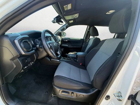 Used 2021 Toyota Tacoma TRD Off-Road w/ Technology Package AWD/4WD image 11
