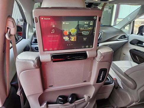 Used 2017 Chrysler Pacifica Touring-L Plus w/ Advanced Safetytec Group FWD image 16