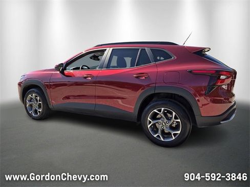 Used 2025 Chevrolet Trax LT w/ LT Convenience Package image 3