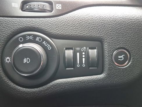 Used 2020 Jeep Cherokee Trailhawk w/ Comfort/Convenience Group AWD/4WD image 31