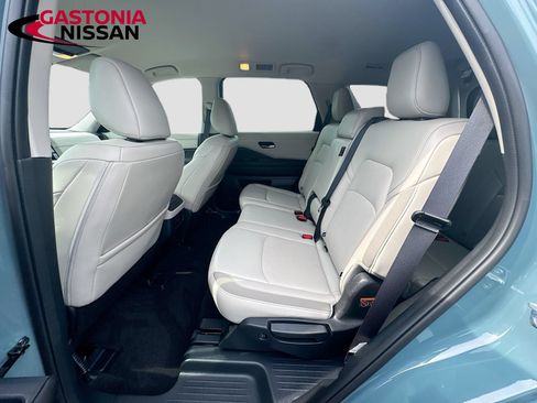 Used 2026 Nissan Pathfinder SL FWD image 32