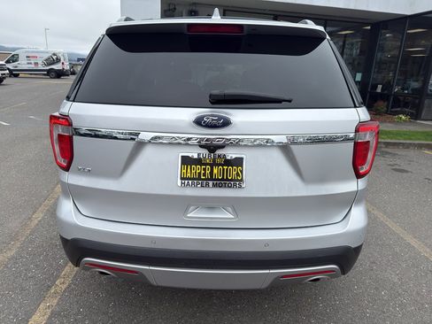 Used 2017 Ford Explorer XLT w/ Equipment Group 202A AWD/4WD image 4