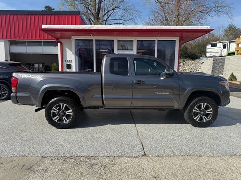 Used 2017 Toyota Tacoma TRD Sport image 10